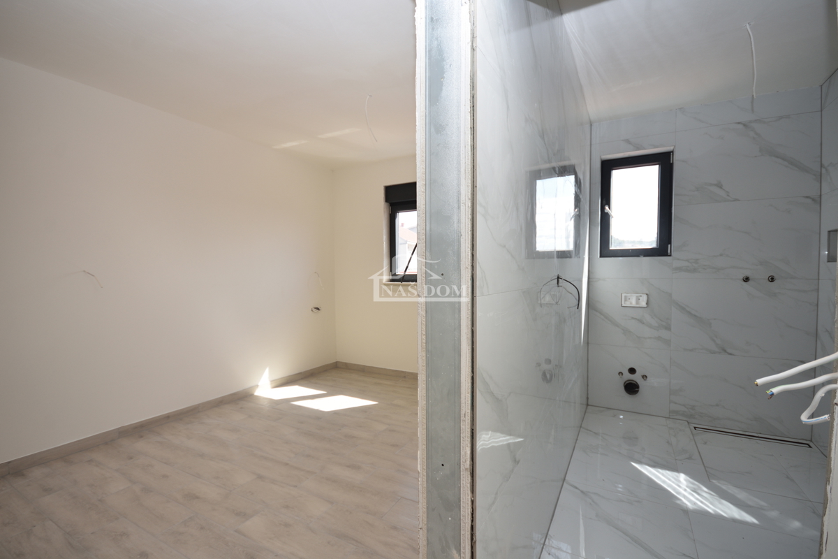 Šibenik, Crnica - Trosobno stanovanje S3 z garažo