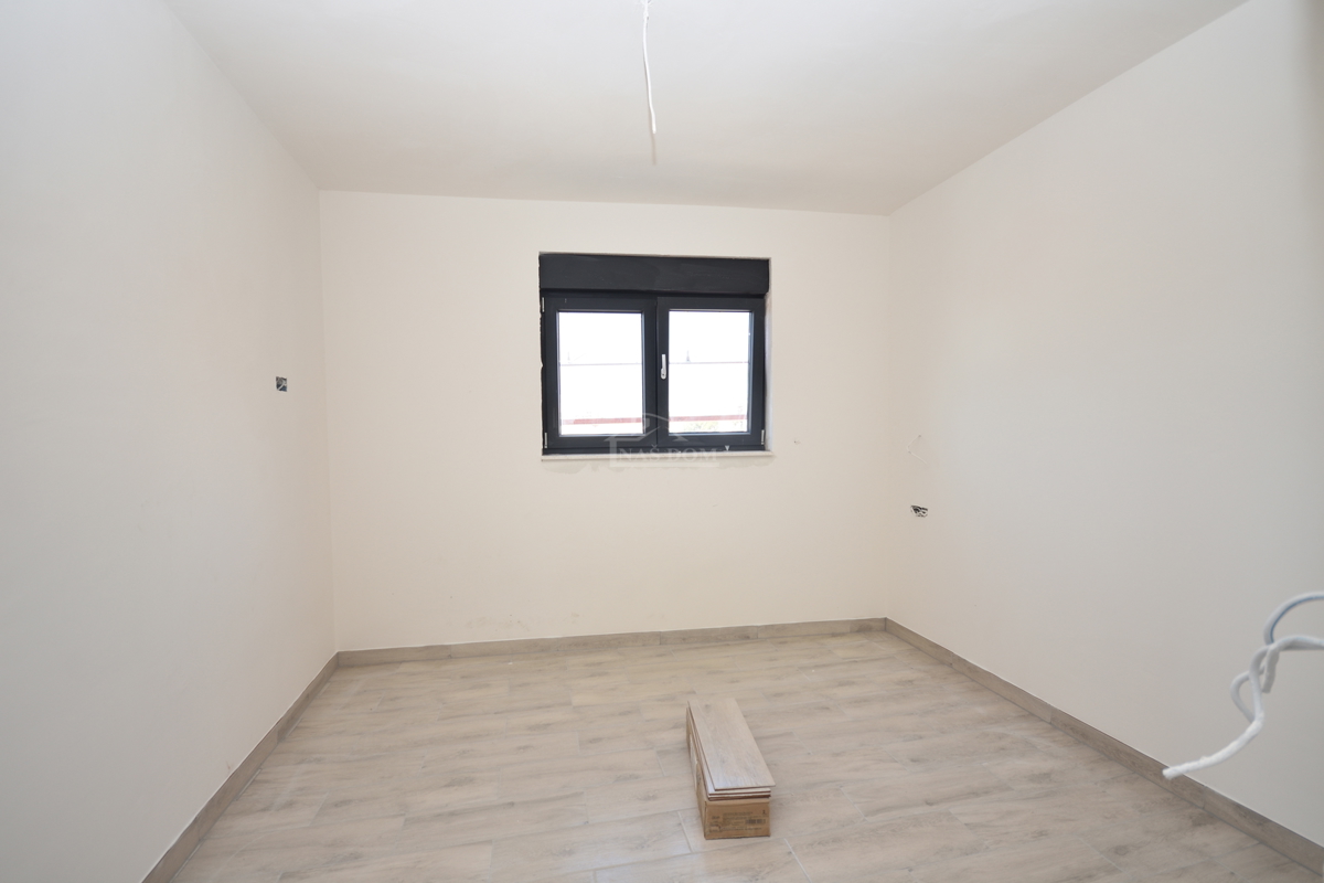 Šibenik, Crnica - Trosobno stanovanje S3 z garažo