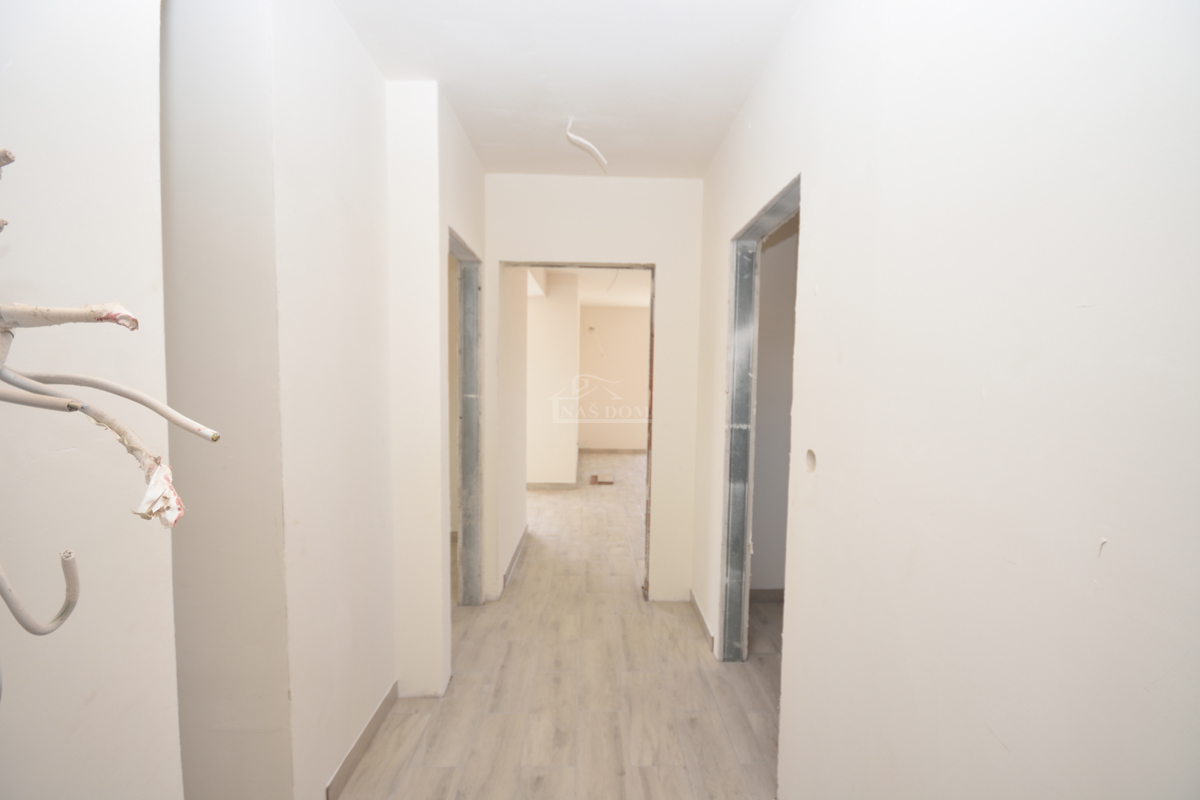 Šibenik, Crnica - Trosobno stanovanje S3 z garažo