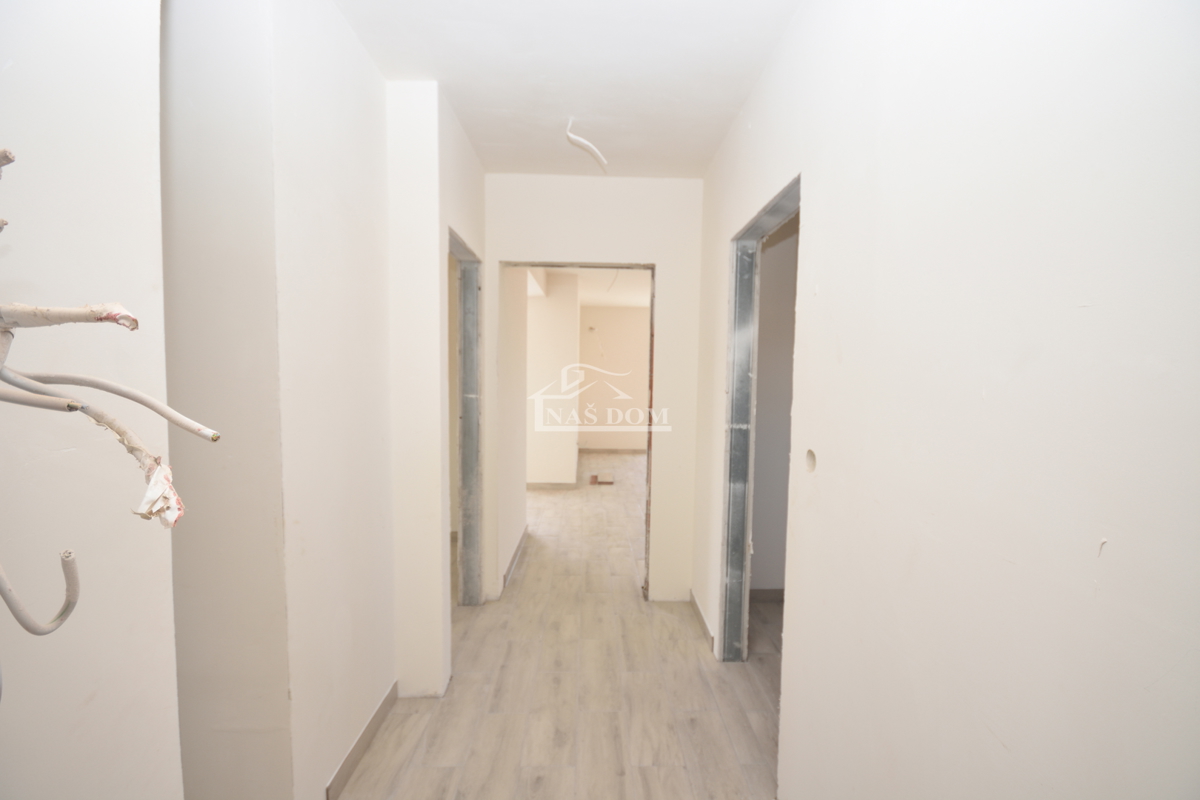 Šibenik, Crnica - Trosobno stanovanje S3 z garažo