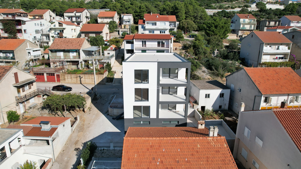 Šibenik, Crnica - Trosobno stanovanje S3 z garažo