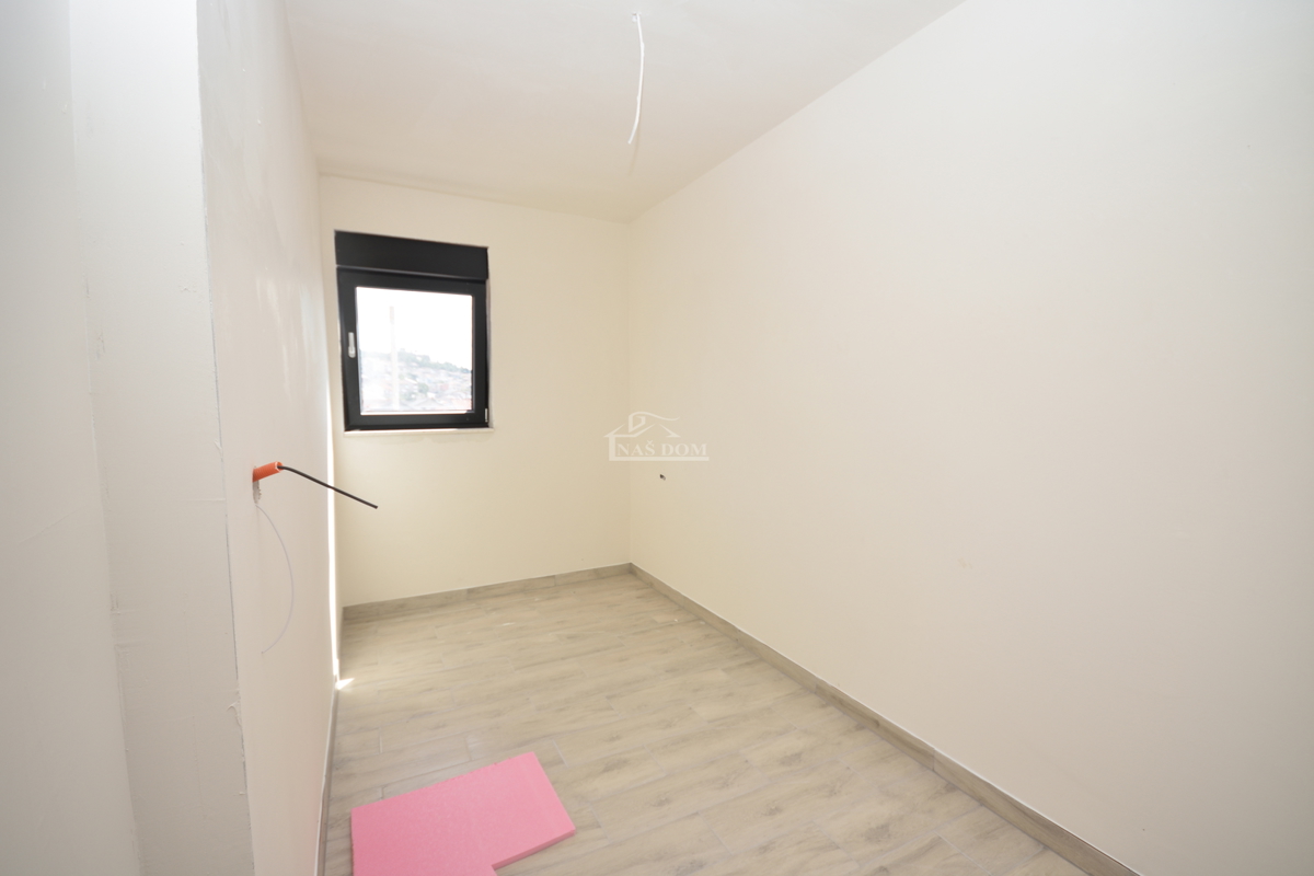 Šibenik, Crnica - Trosobno stanovanje S3 z garažo