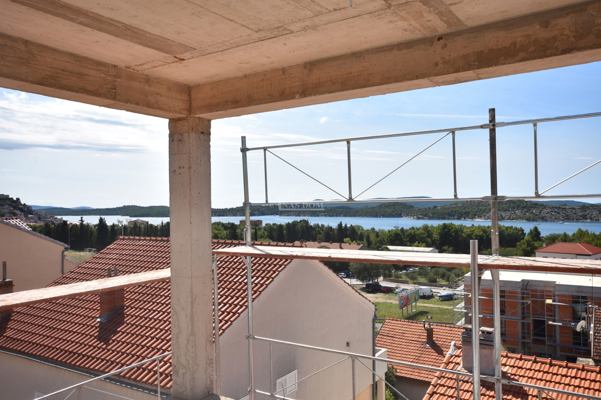 Šibenik, Crnica - Trosobno stanovanje S3 z garažo