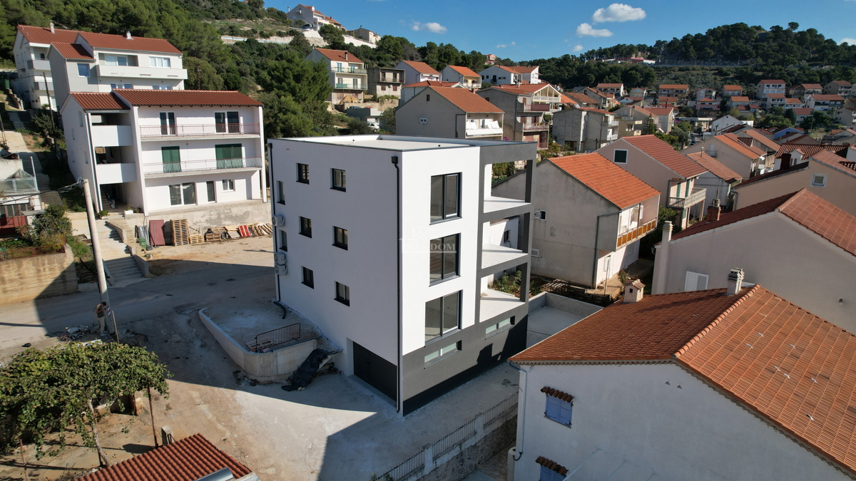 Šibenik, Crnica - Trosobno stanovanje S3 z garažo