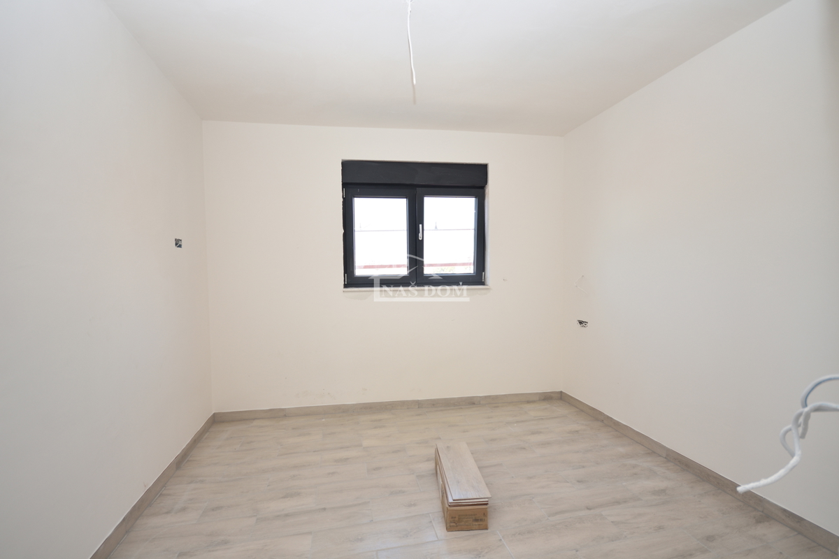 Šibenik, Crnica - Trosobno stanovanje S3 z garažo