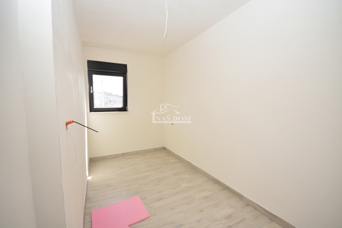 Šibenik, Crnica - Trosobno stanovanje S3 z garažo