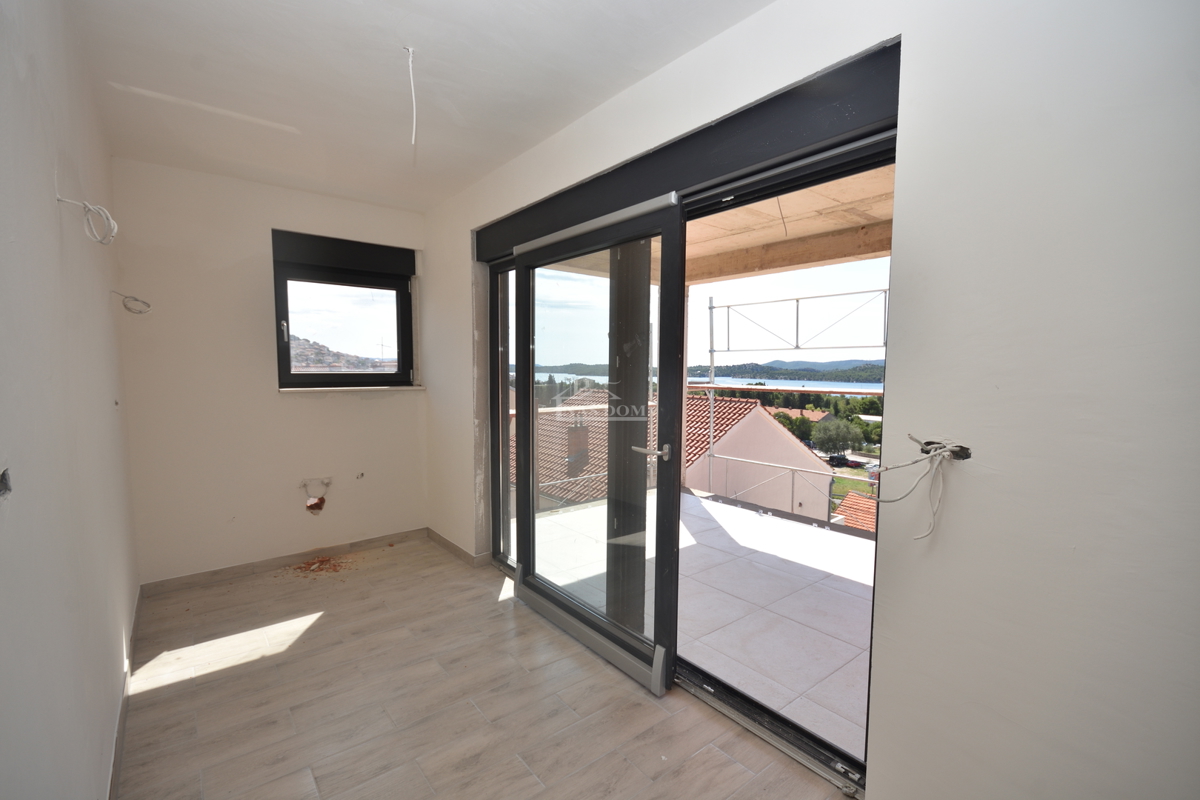 Šibenik, Crnica - Trosobno stanovanje S3 z garažo