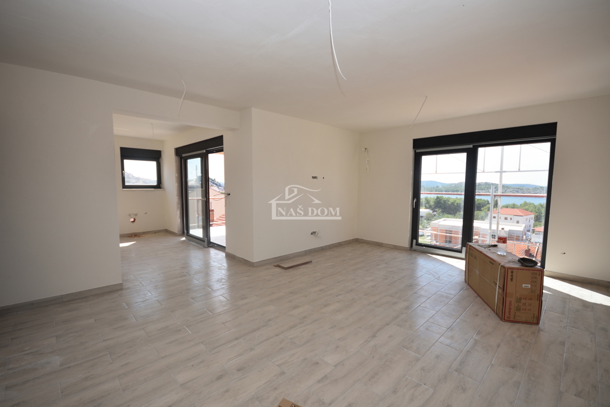 Šibenik, Crnica - Trosobno stanovanje S3 z garažo