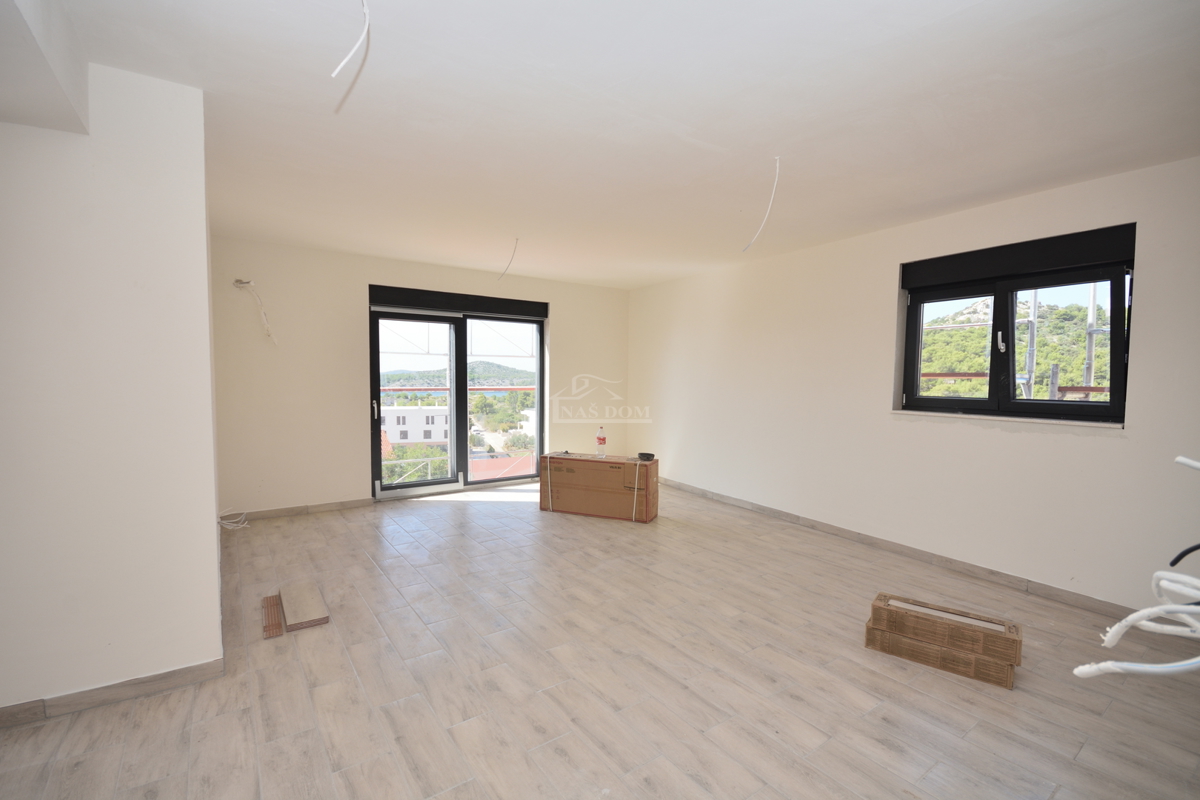 Šibenik, Crnica - Trosobno stanovanje S3 z garažo