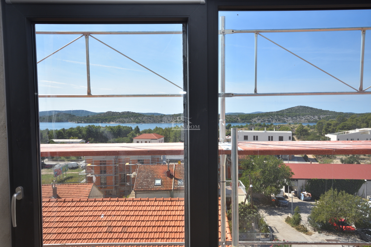 Šibenik, Crnica - Trosobno stanovanje S3 z garažo