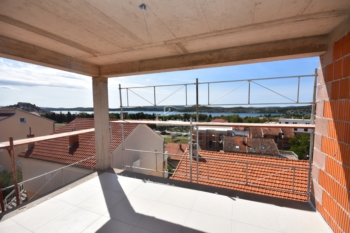 Šibenik, Crnica - Trosobno stanovanje S3 z garažo