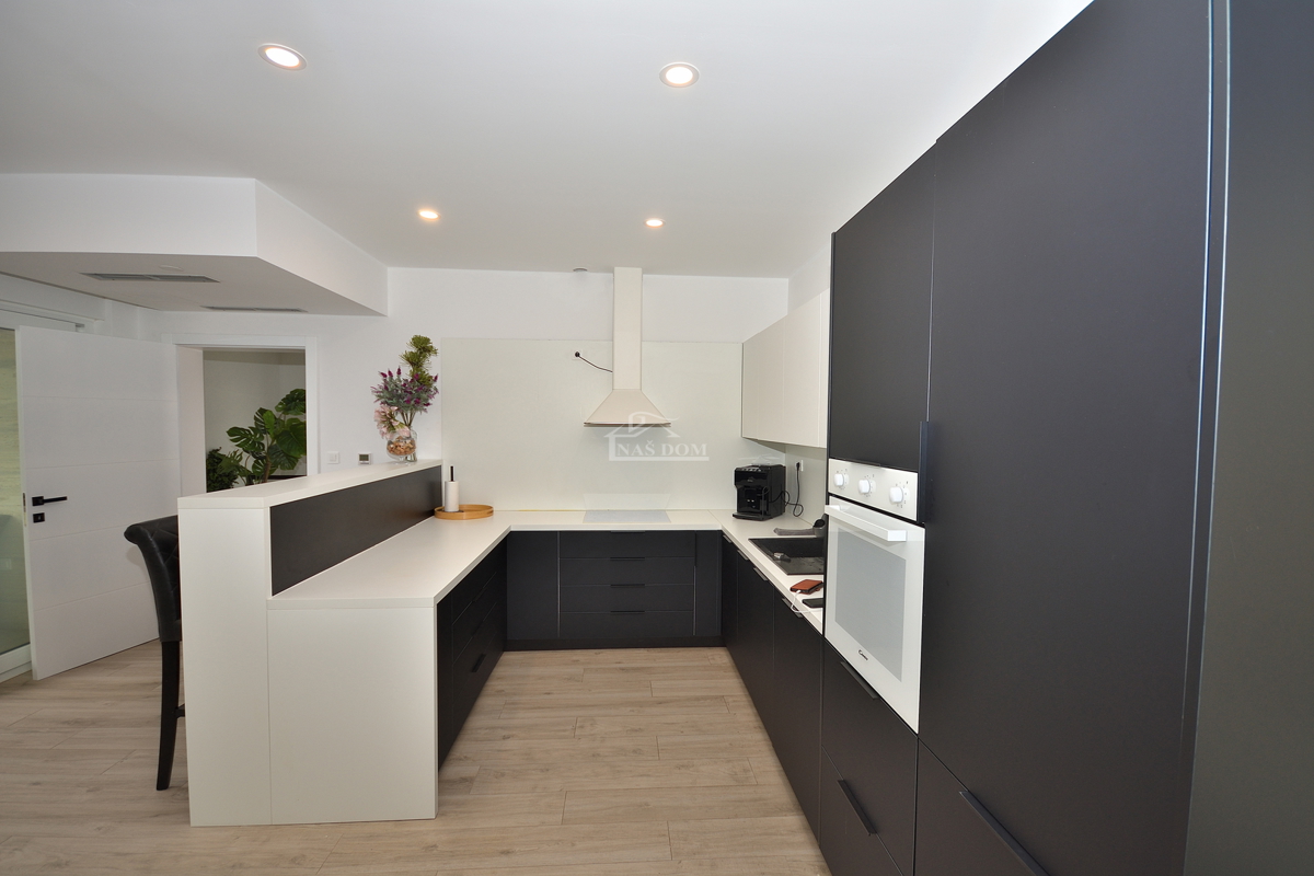 Vodice - Opremljena dvojna hiša s bazenom, pogled na morje