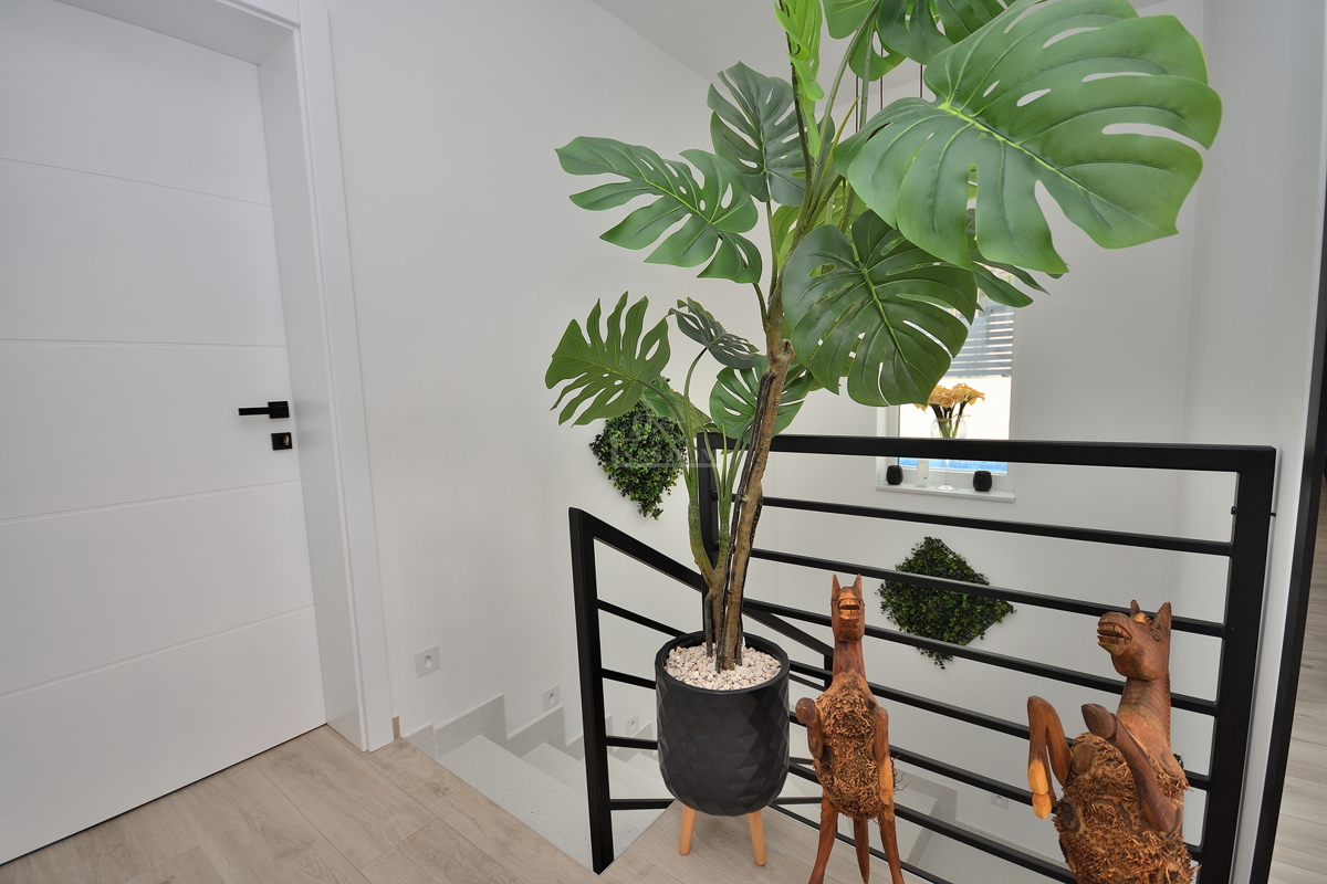 Vodice - Opremljena dvojna hiša s bazenom, pogled na morje