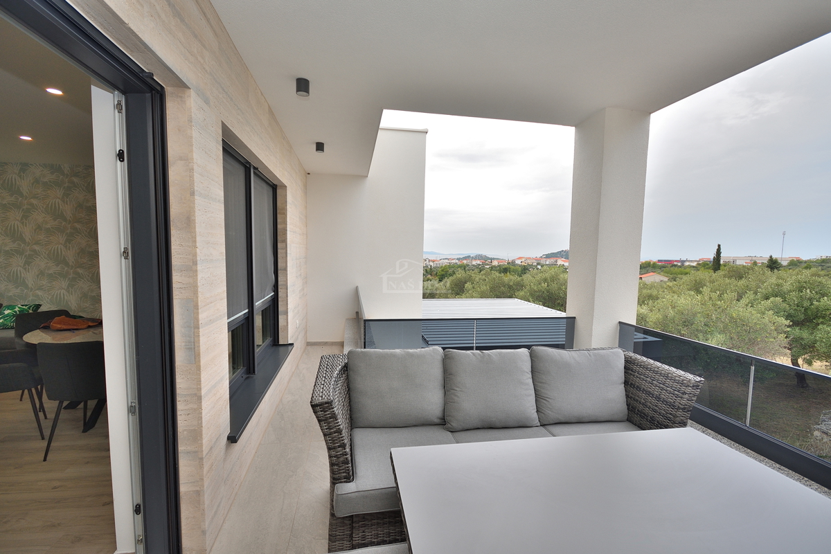 Vodice - Opremljena dvojna hiša s bazenom, pogled na morje