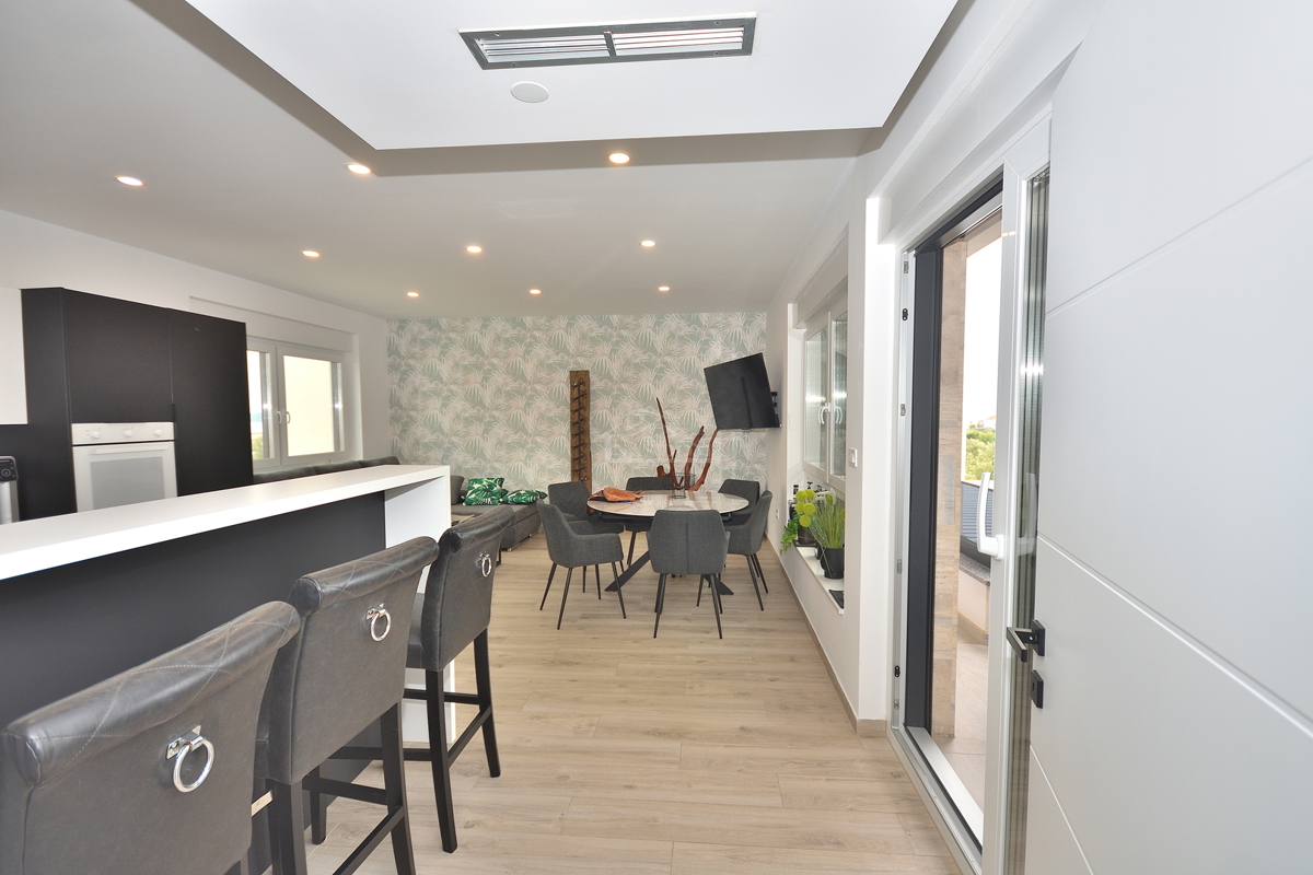 Vodice - Opremljena dvojna hiša s bazenom, pogled na morje