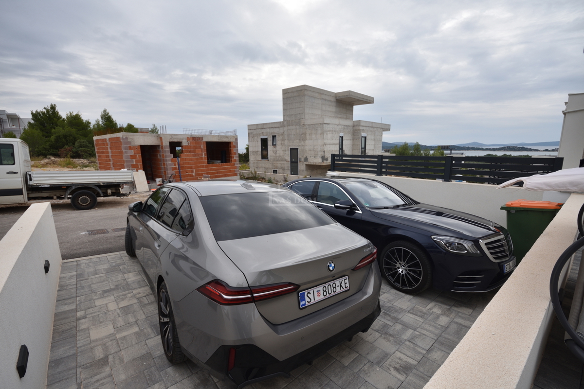 Vodice - Opremljena dvojna hiša s bazenom, pogled na morje