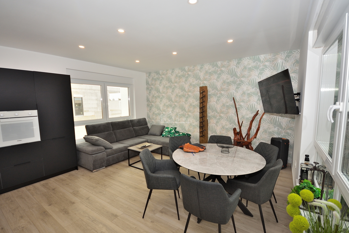 Vodice - Opremljena dvojna hiša s bazenom, pogled na morje