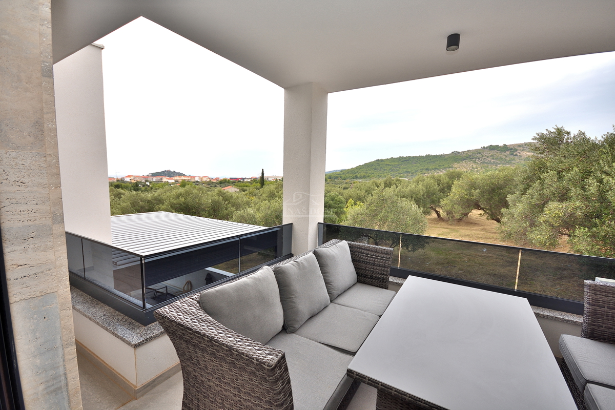 Vodice - Opremljena dvojna hiša s bazenom, pogled na morje