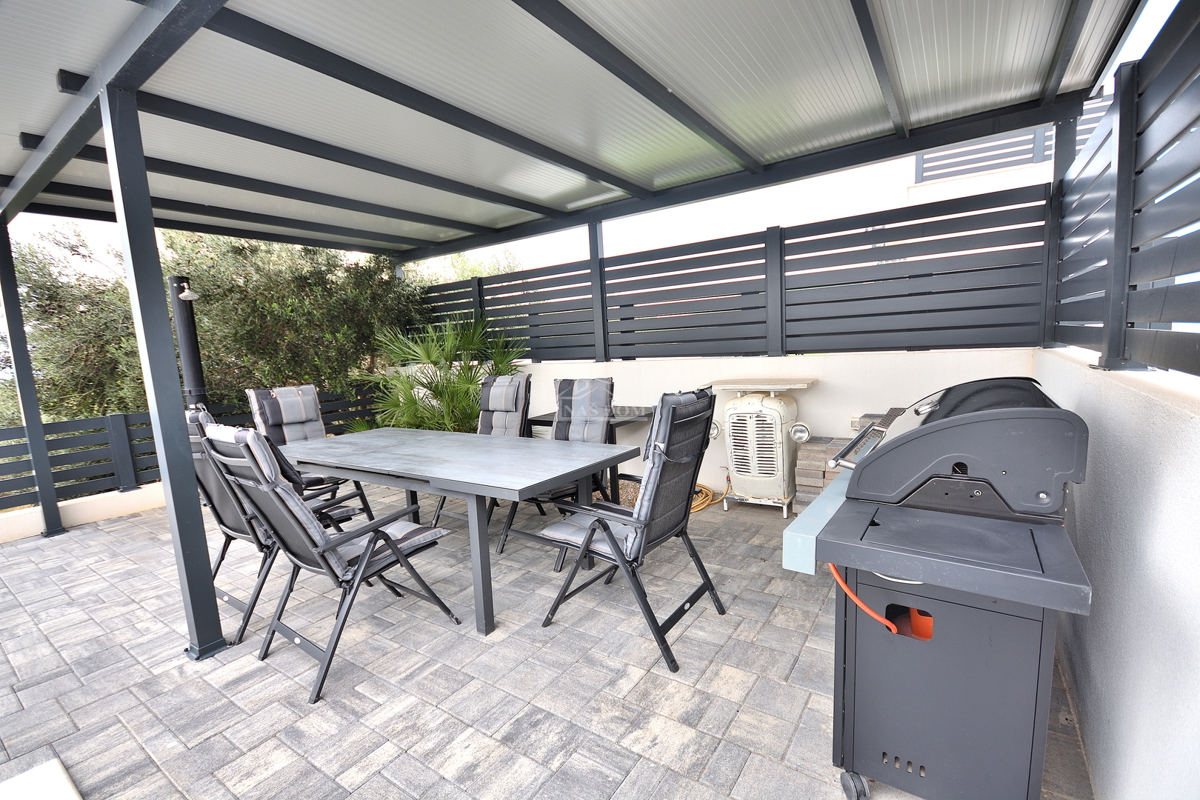 Vodice - Opremljena dvojna hiša s bazenom, pogled na morje