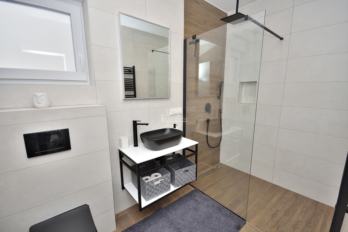 Vodice - Opremljena dvojna hiša s bazenom, pogled na morje