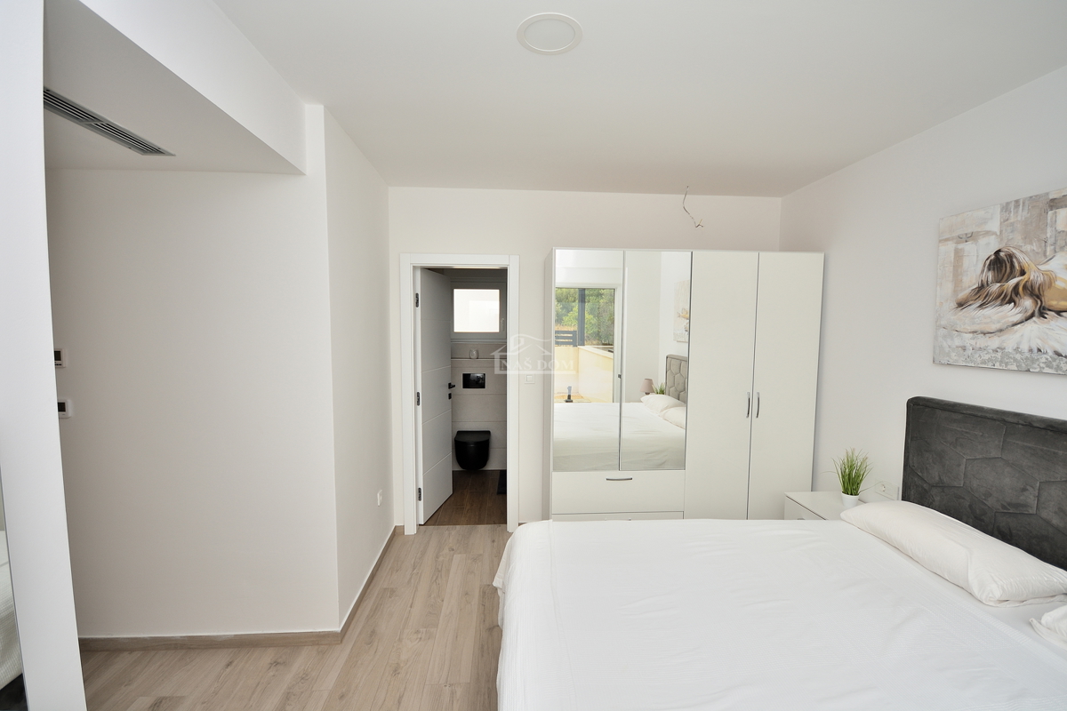 Vodice - Opremljena dvojna hiša s bazenom, pogled na morje