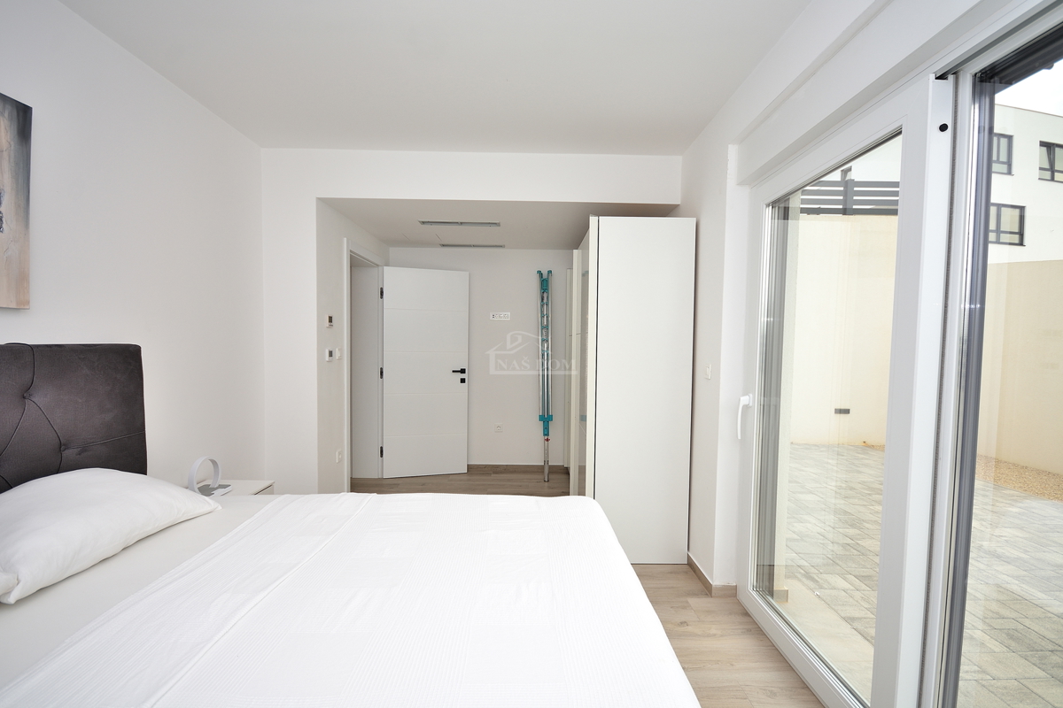 Vodice - Opremljena dvojna hiša s bazenom, pogled na morje