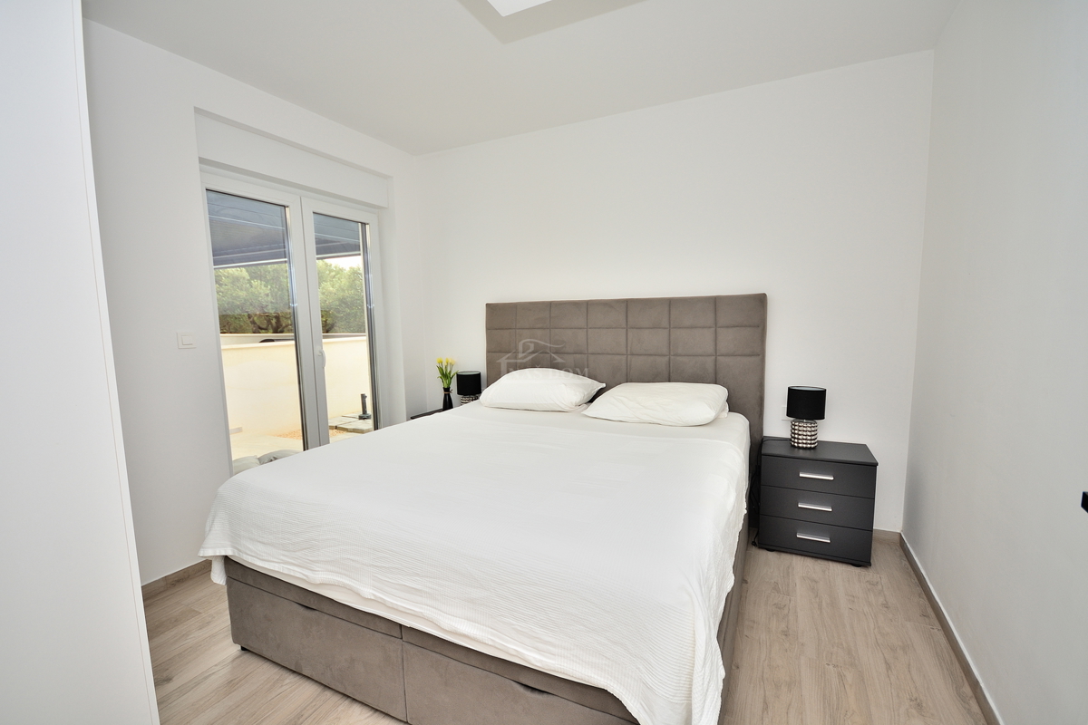 Vodice - Opremljena dvojna hiša s bazenom, pogled na morje