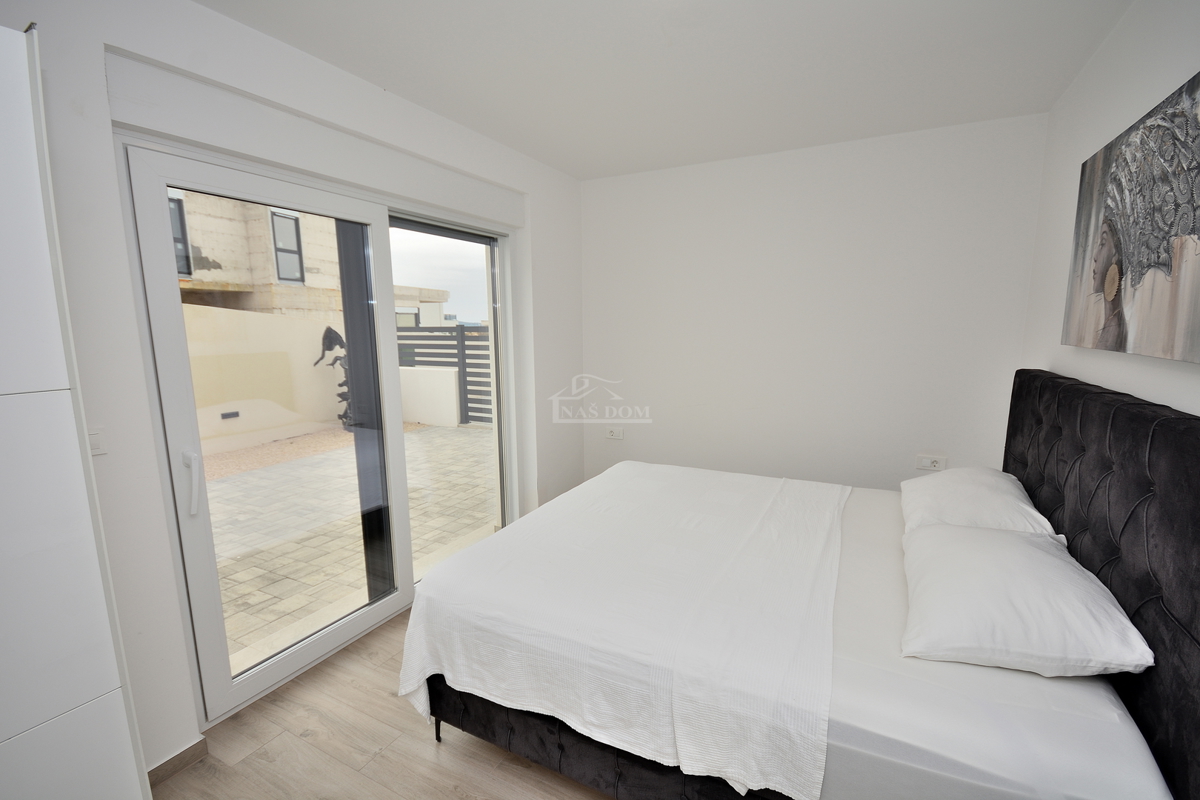 Vodice - Opremljena dvojna hiša s bazenom, pogled na morje