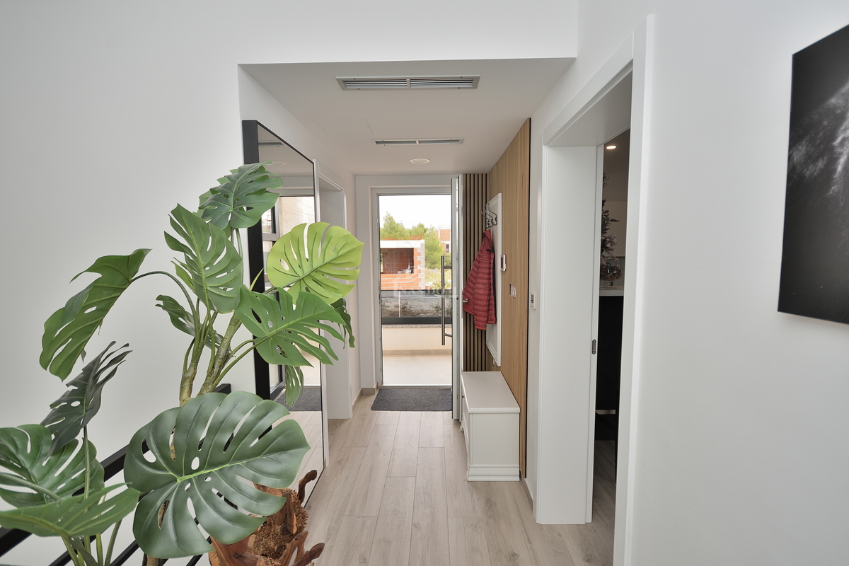 Vodice - Opremljena dvojna hiša s bazenom, pogled na morje