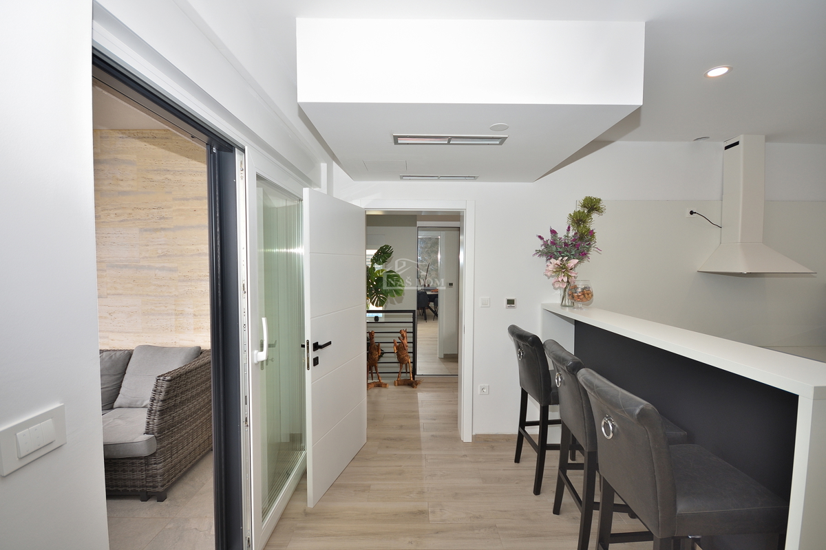 Vodice - Opremljena dvojna hiša s bazenom, pogled na morje