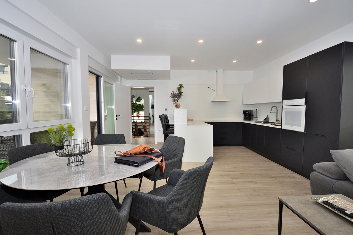 Vodice - Opremljena dvojna hiša s bazenom, pogled na morje