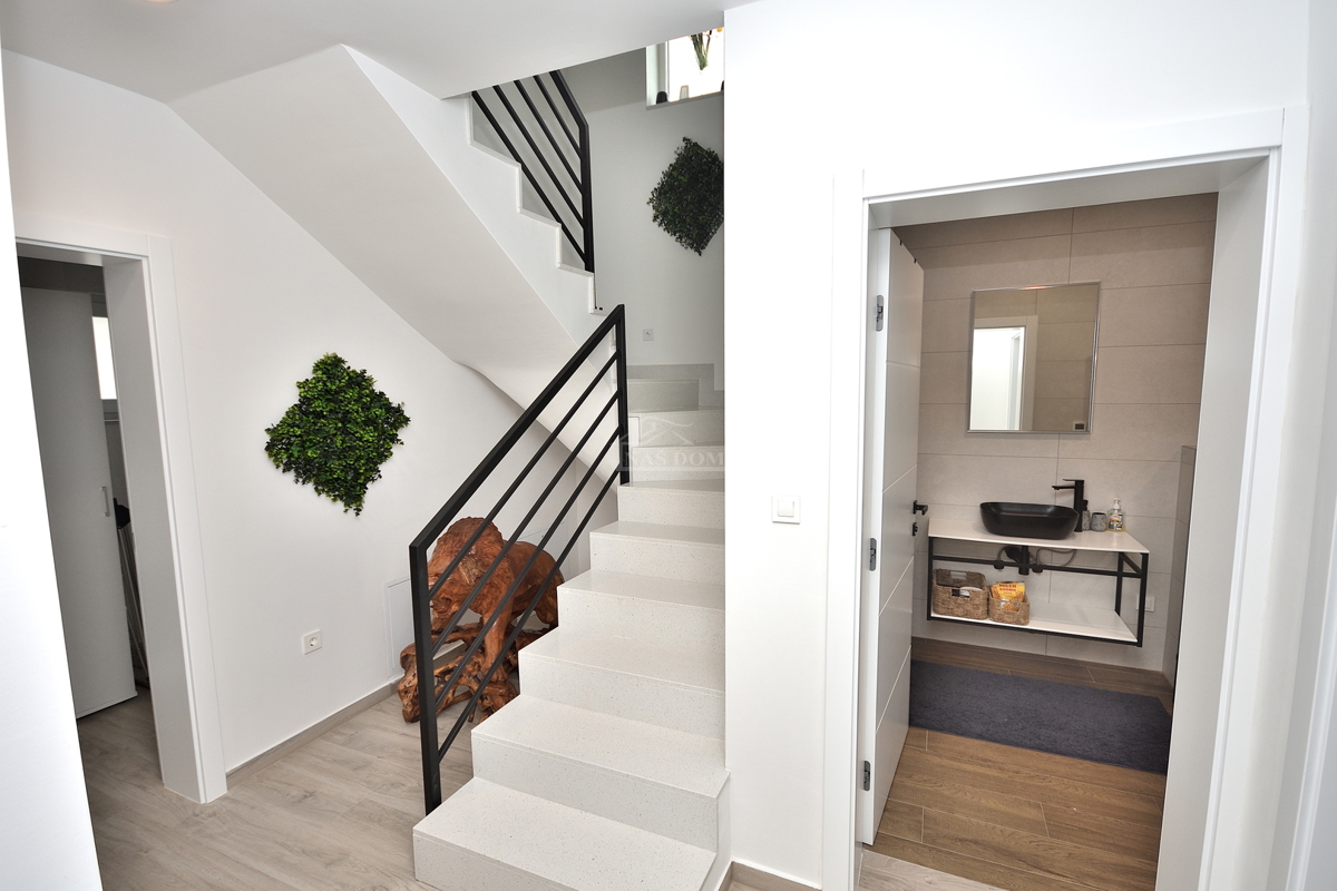 Vodice - Opremljena dvojna hiša s bazenom, pogled na morje