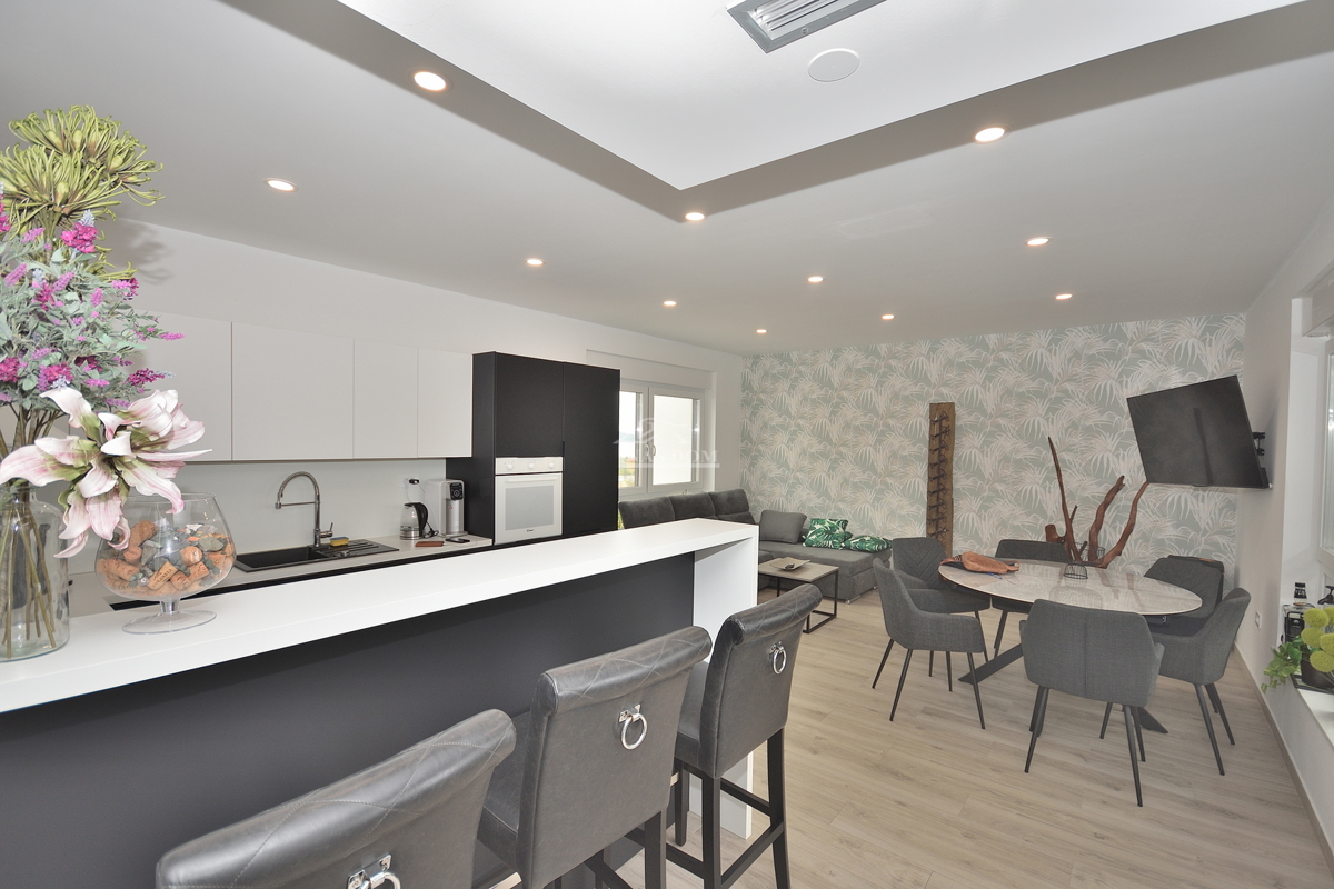 Vodice - Opremljena dvojna hiša s bazenom, pogled na morje