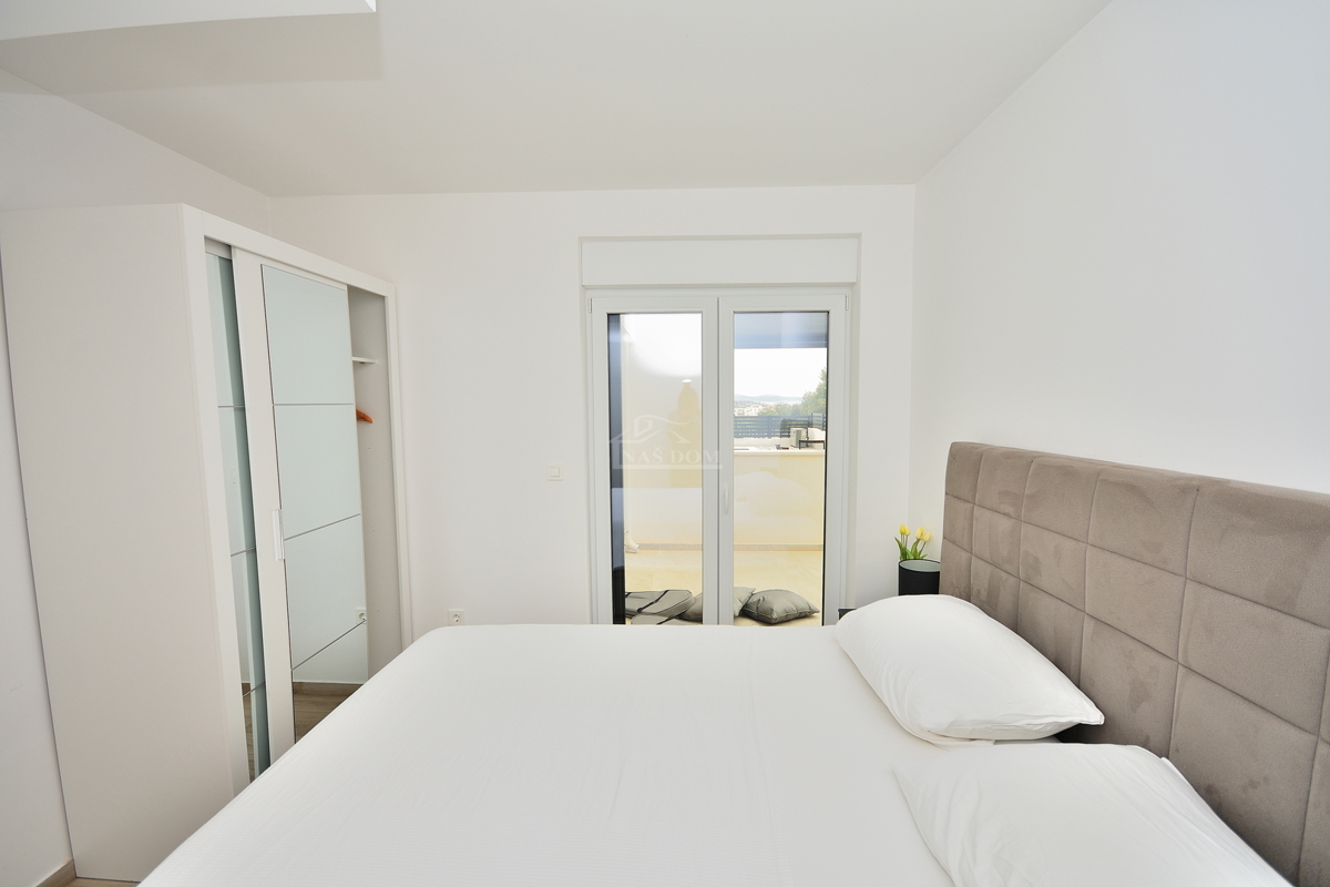 Vodice - Opremljena dvojna hiša s bazenom, pogled na morje