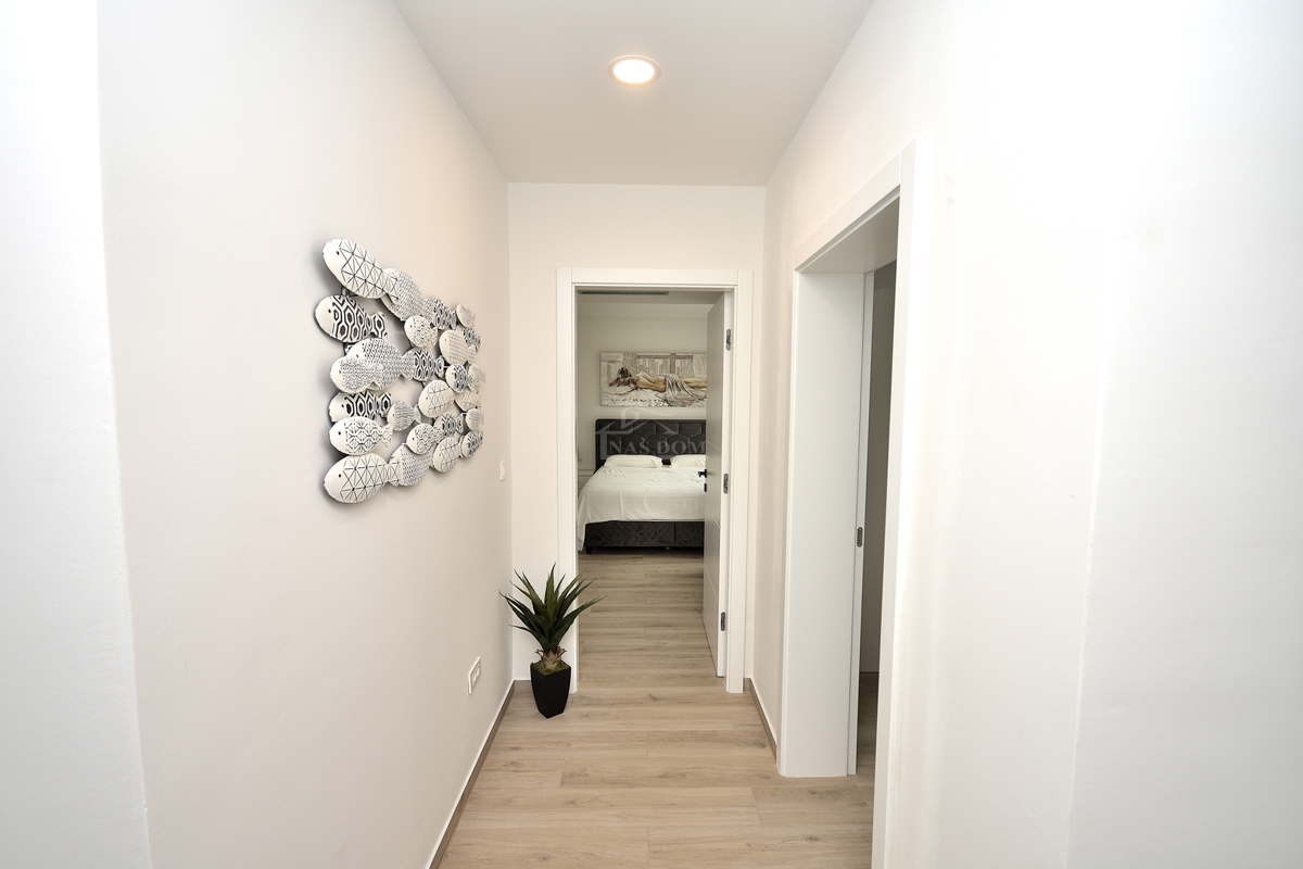 Vodice - Opremljena dvojna hiša s bazenom, pogled na morje