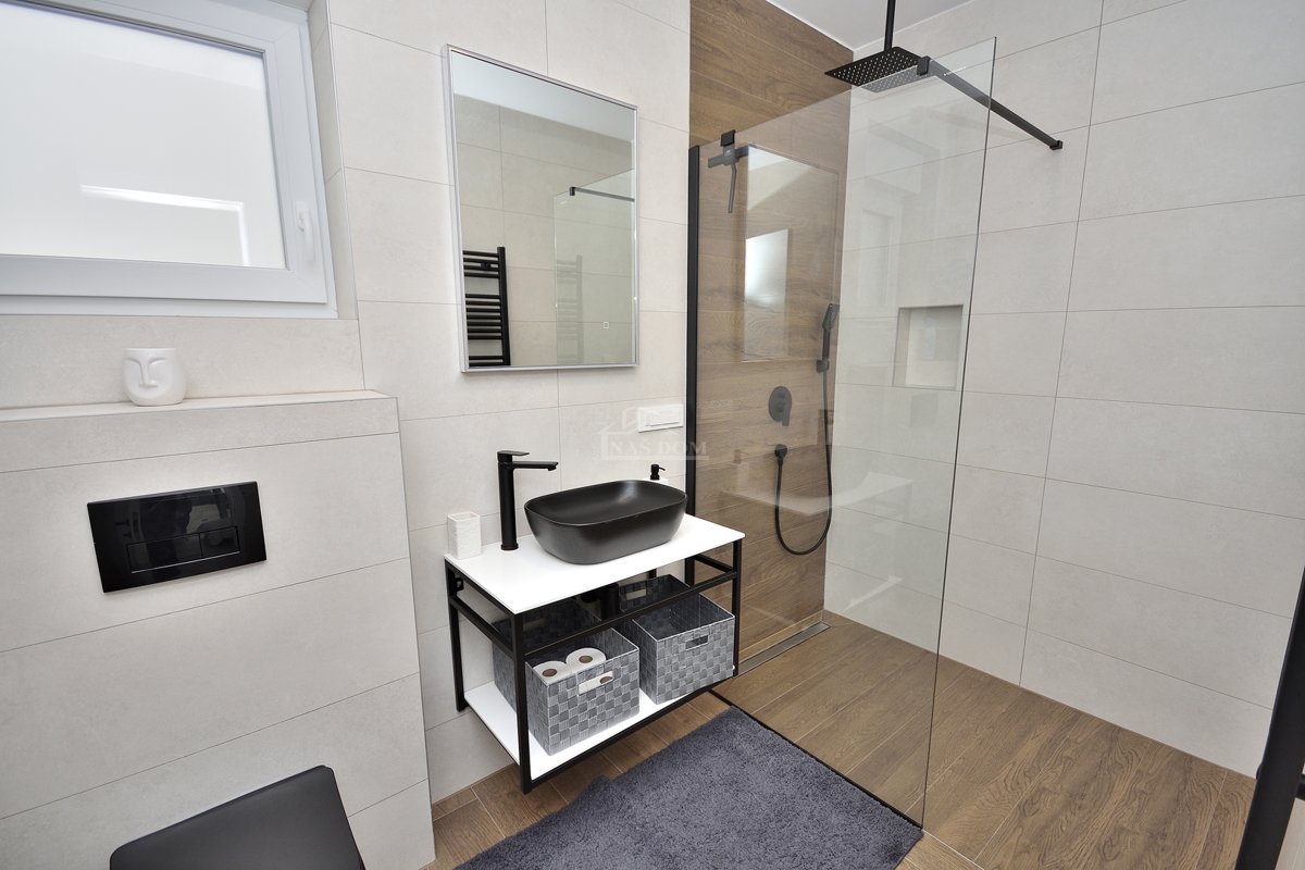 Vodice - Opremljena dvojna hiša s bazenom, pogled na morje