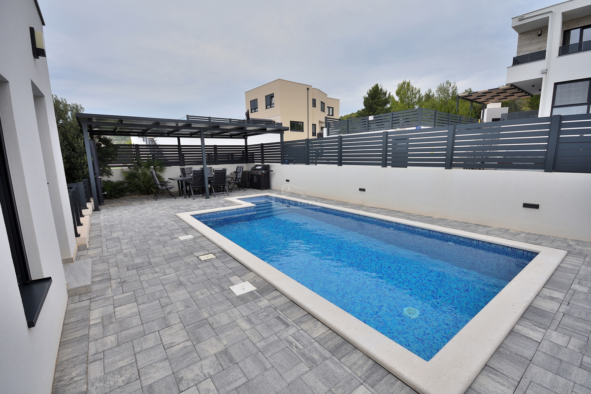 Vodice - Opremljena dvojna hiša s bazenom, pogled na morje