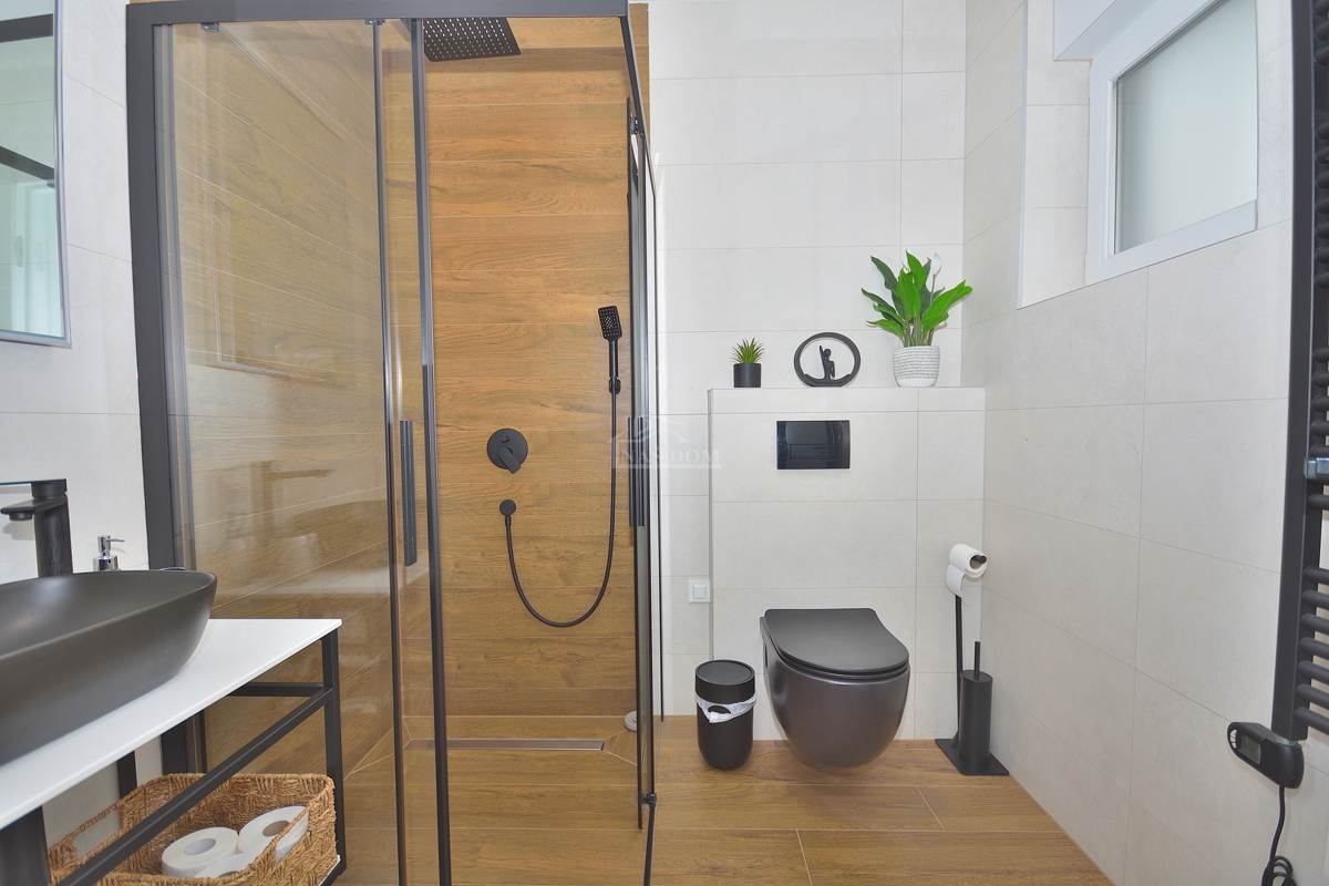 Vodice - Opremljena dvojna hiša s bazenom, pogled na morje