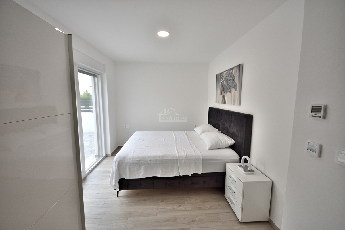 Vodice - Opremljena dvojna hiša s bazenom, pogled na morje