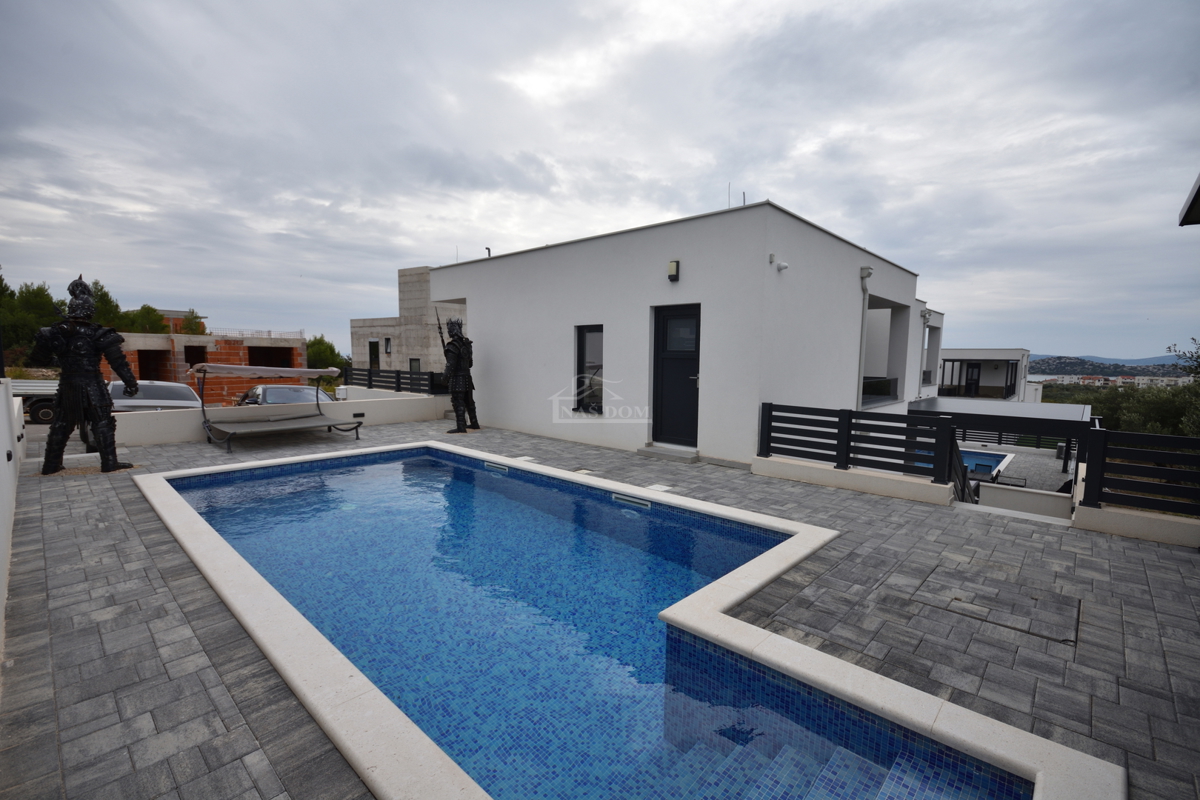 Vodice - Opremljena dvojna hiša s bazenom, pogled na morje