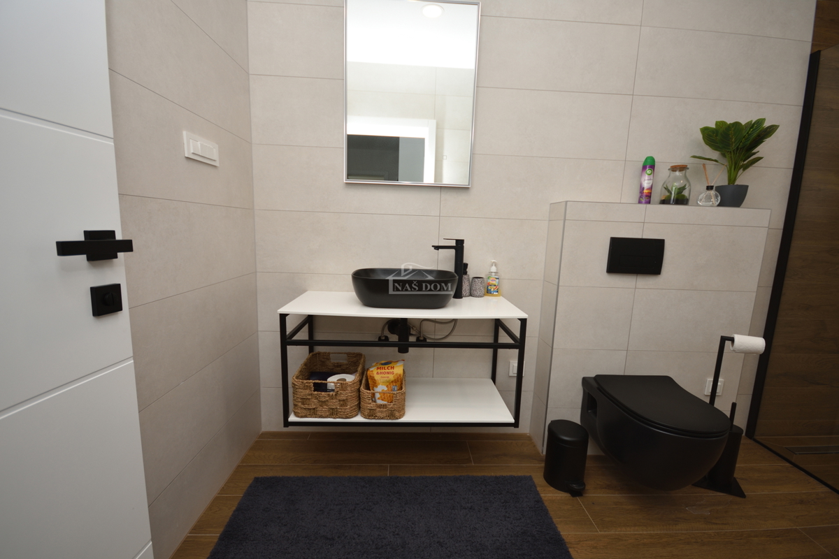 Vodice - Opremljena dvojna hiša s bazenom, pogled na morje