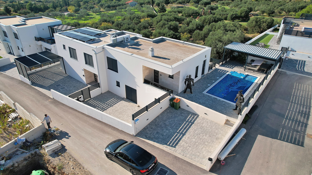 Vodice - Opremljena dvojna hiša s bazenom, pogled na morje