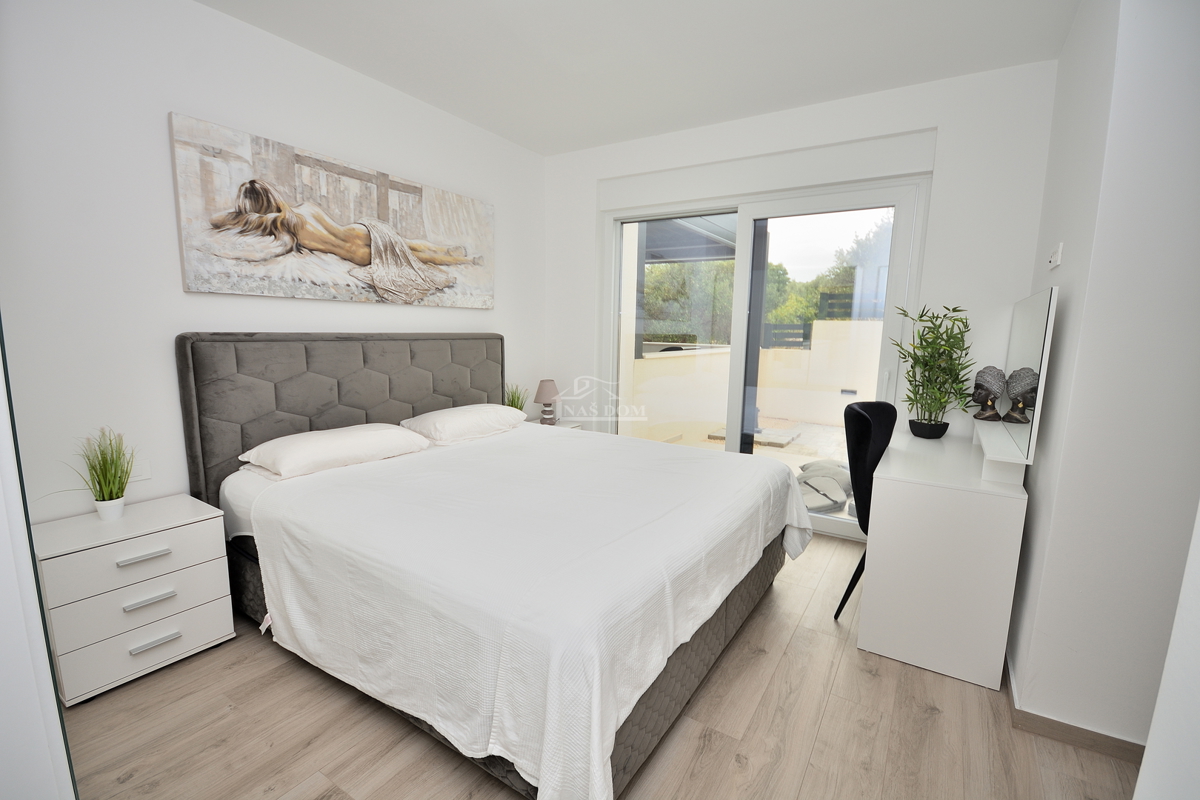 Vodice - Opremljena dvojna hiša s bazenom, pogled na morje