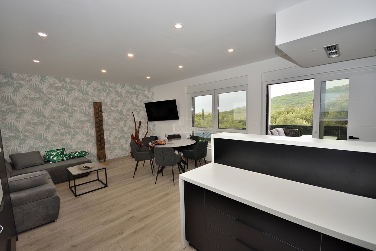 Vodice - Opremljena dvojna hiša s bazenom, pogled na morje