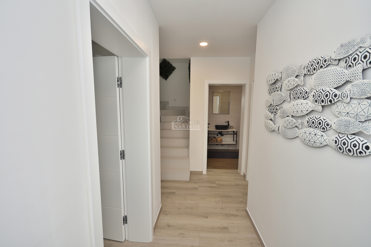 Vodice - Opremljena dvojna hiša s bazenom, pogled na morje