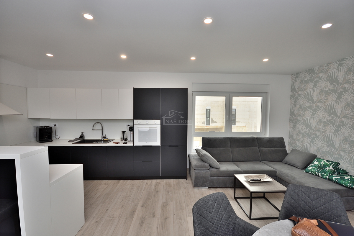 Vodice - Opremljena dvojna hiša s bazenom, pogled na morje