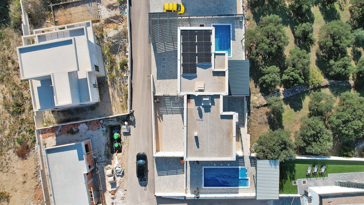 Vodice - Opremljena dvojna hiša s bazenom, pogled na morje