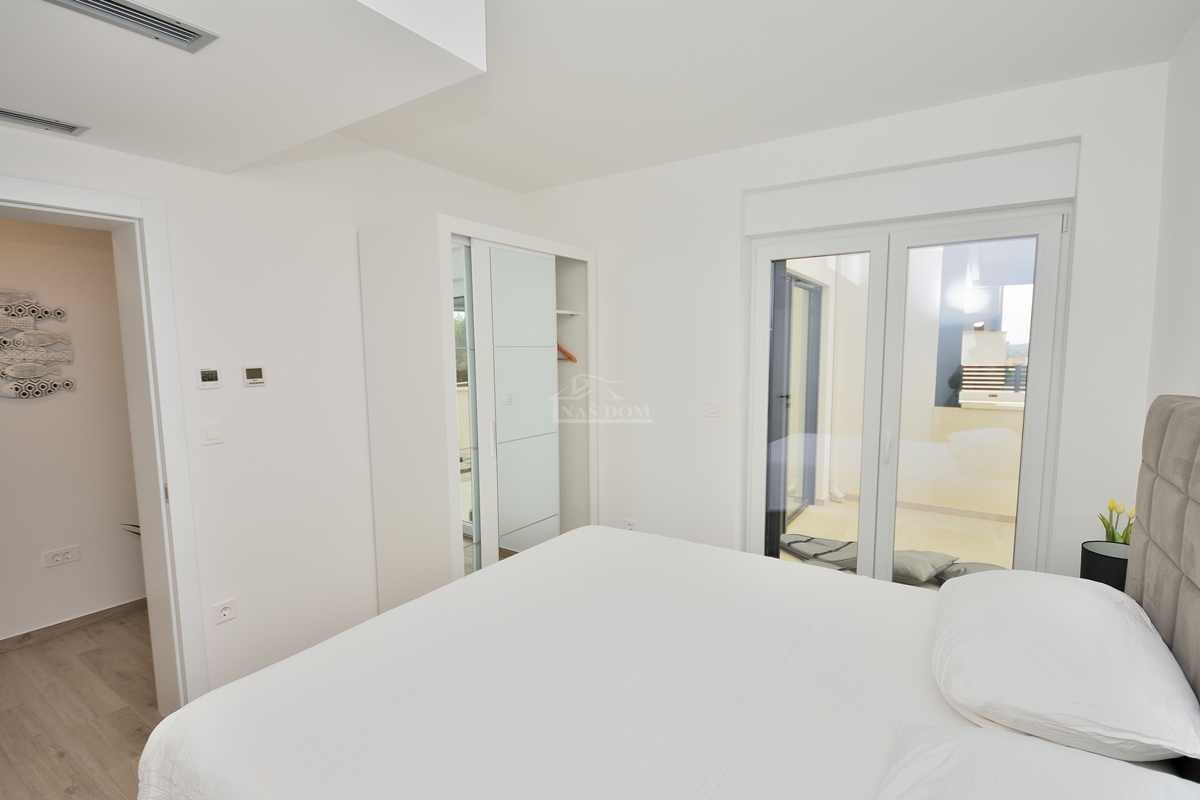 Vodice - Opremljena dvojna hiša s bazenom, pogled na morje