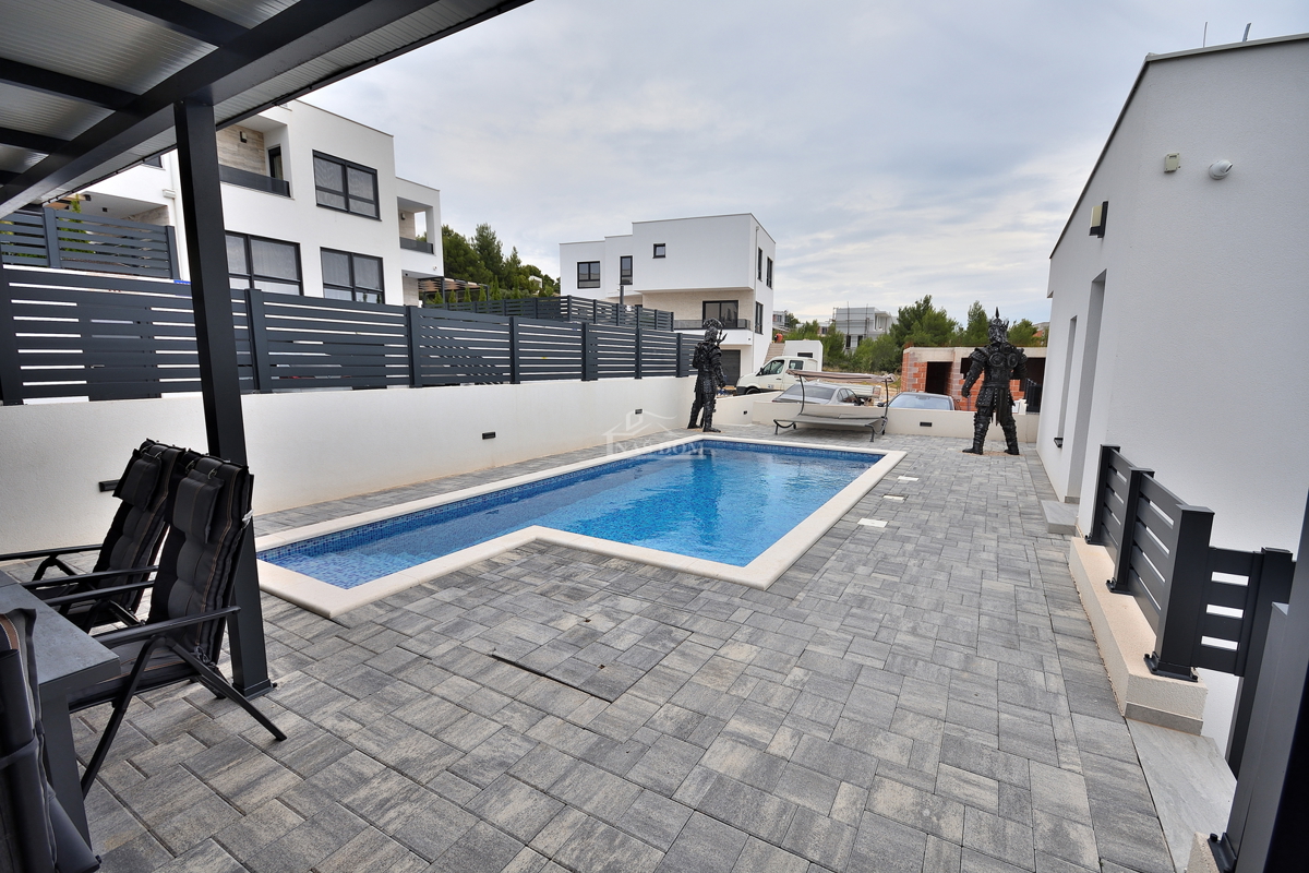 Vodice - Opremljena dvojna hiša s bazenom, pogled na morje