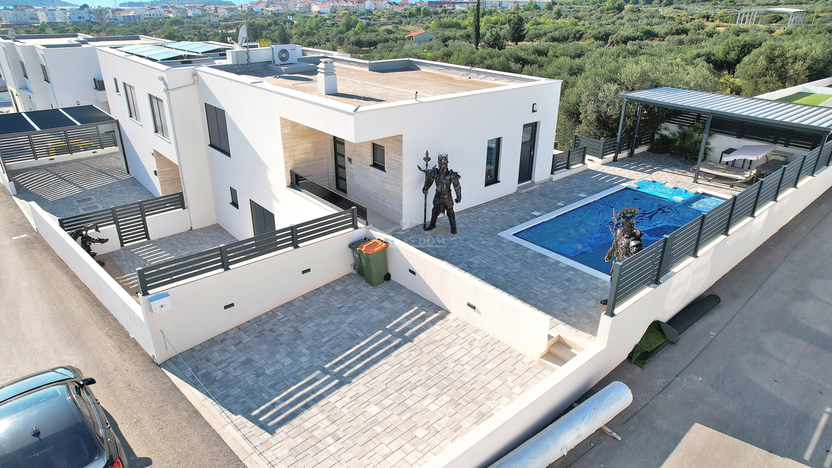 Vodice - Opremljena dvojna hiša s bazenom, pogled na morje